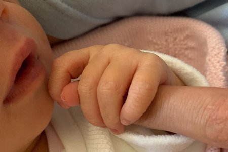 Квят показал фото новорожденной дочери - «Спорт»