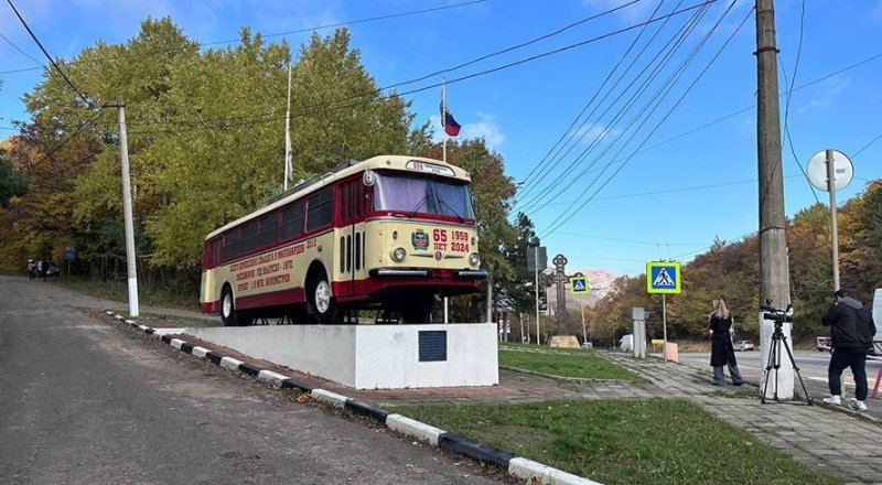 Памятник троллейбусу вернули на Ангарский перевал после реставрации - «Новости Крыма»