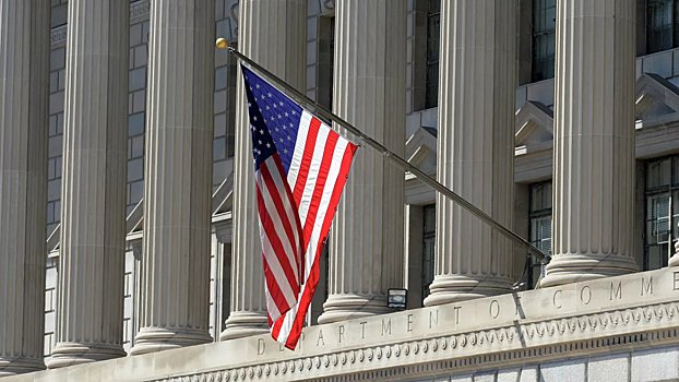 Мужчина попытался поднять флаг США в столице Гренландии - «В мире»