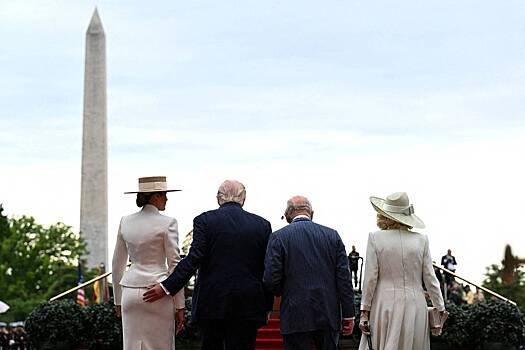 Интимный момент Трампа в адрес жены на встрече с Карлом III попал на фото - «В мире»