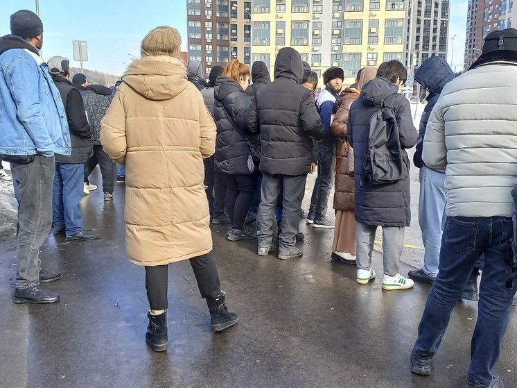 В Петербурге мужчина незаконно зарегистрировал около 30 мигрантов - «Происшествия»